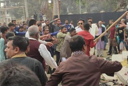 মানিকগঞ্জে শহীদ বেদীতে ফুল দেয়া নিয়ে সংঘর্ষ, আহত ৬