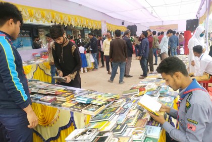 নাটোরে ব্যতিক্রমী ‌‘পথ বইমেলা’