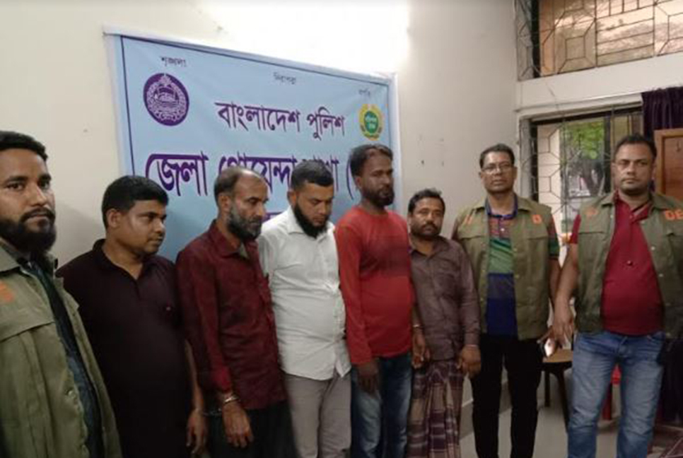 বরগুনায় ৩টি তক্ষকসহ গ্রেফতার ৫
