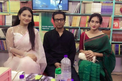 দুই পাশে দুই নায়িকা নিয়ে বইমেলায় আব্দুল আজিজ