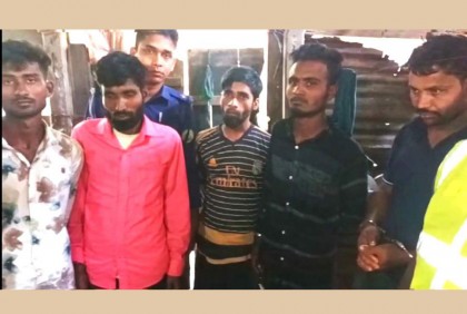 পিরোজপুরে অস্ত্র-হাতবোমাসহ ৫ ডাকাত গ্রেফতার

