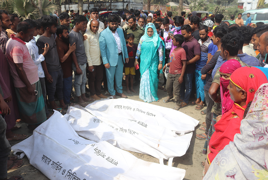 বগুড়ায় বাসচাপায় সিএনজি চালকসহ ৪ জন নিহত