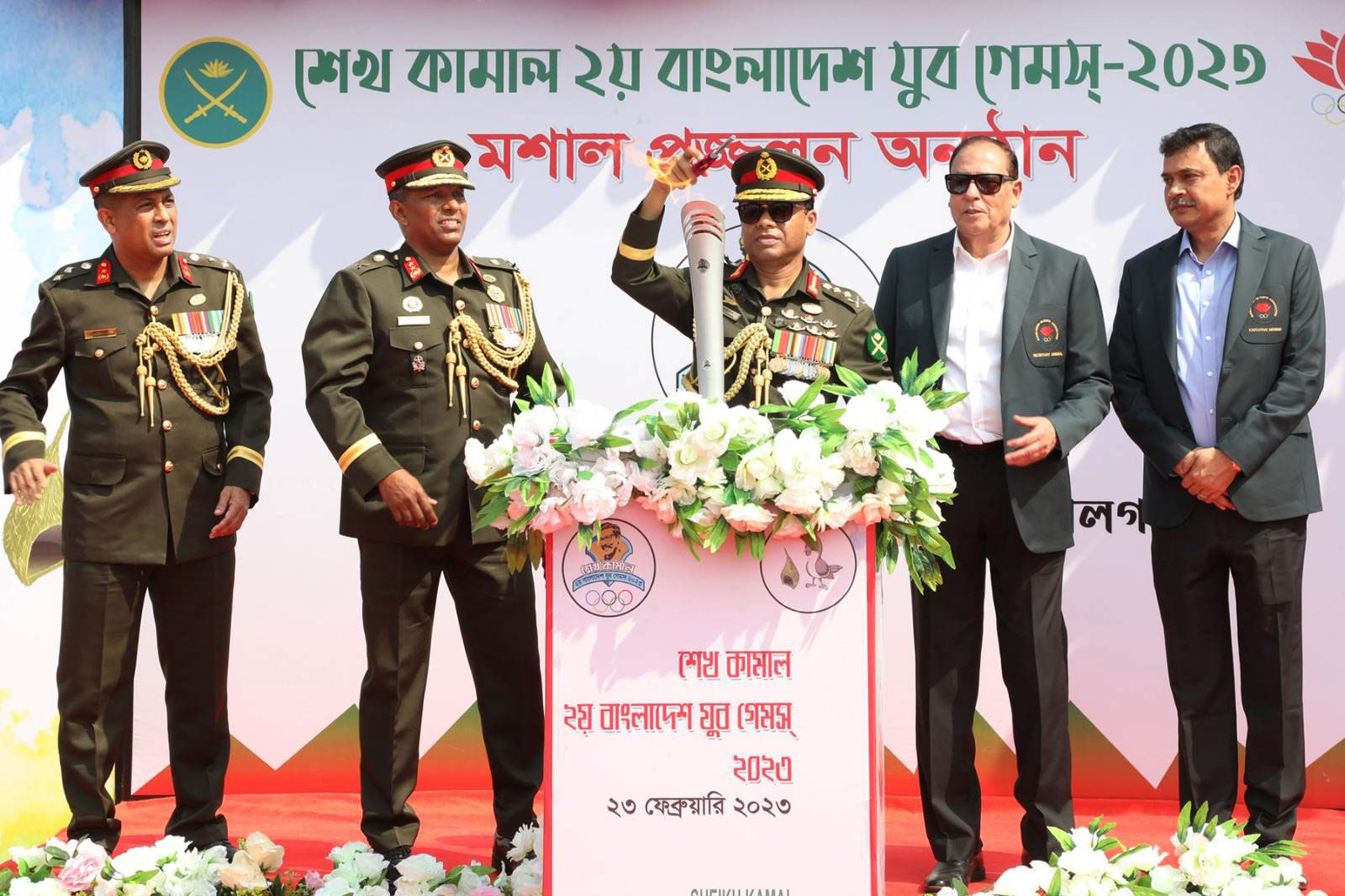 বঙ্গবন্ধুর সমাধিসৌধে পুষ্পস্তবক অর্পণ এবং মশাল প্রজ্জ্বলন সেনাবাহিনী প্রধানের  