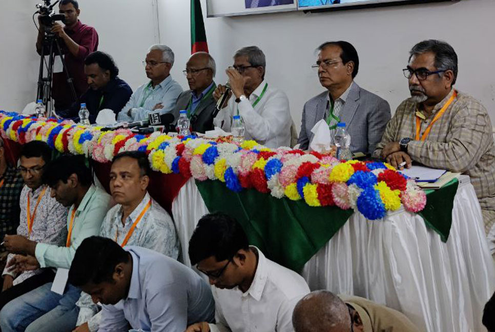 বাংলাদেশের অস্তিত্বের সংকট চলছে : মির্জা ফখরুল 

