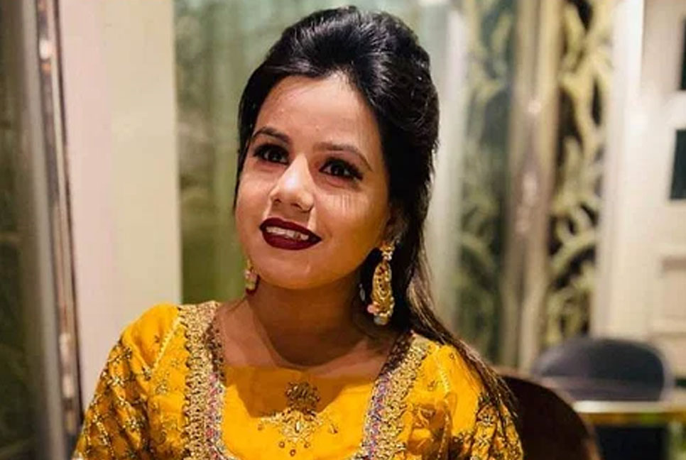 ছাত্রীকে স্ট্যাম্প দিয়ে পেটানোর
অভিযোগ ইডেন কলেজ ছাত্রলীগ নেত্রীর বিরুদ্ধে
