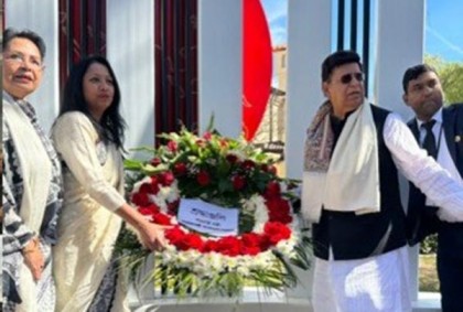 উদ্বোধনের পর প্রবাসীদের সাথে নিয়ে শহীদ মিনারে ড. মোমেনের শ্রদ্ধাঞ্জলি