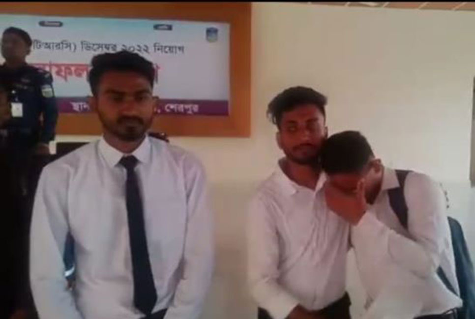 বিনা পয়সায় পুলিশে চাকরি, চোখে আনন্দের কান্না