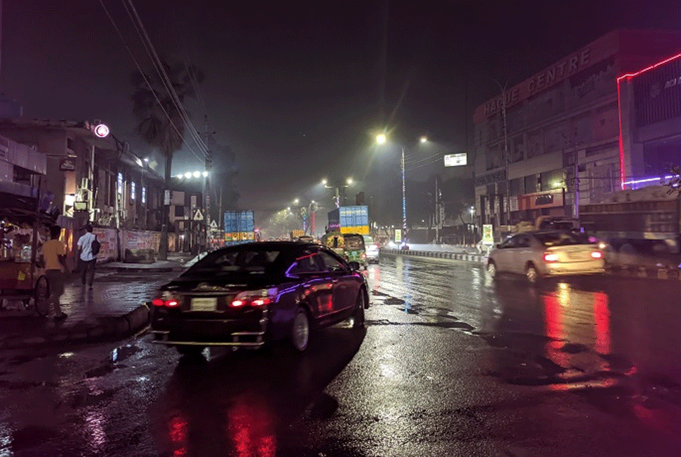 রাজধানীতে হঠাৎ গুঁড়ি গুঁড়ি বৃষ্টি