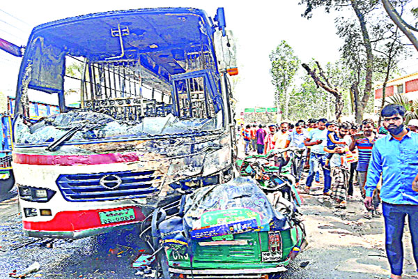 বাস-অটোরিকশা সংঘর্ষে মা মেয়েসহ নিহত ৫