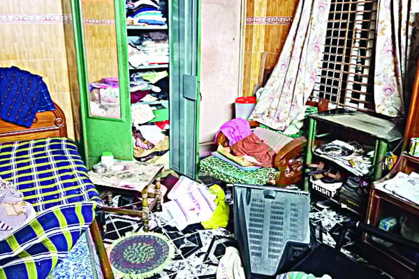 রূপগঞ্জে সাবেক ইউপি চেয়ারম্যানের বাড়িতে গুলি হামলা ভাঙচুর