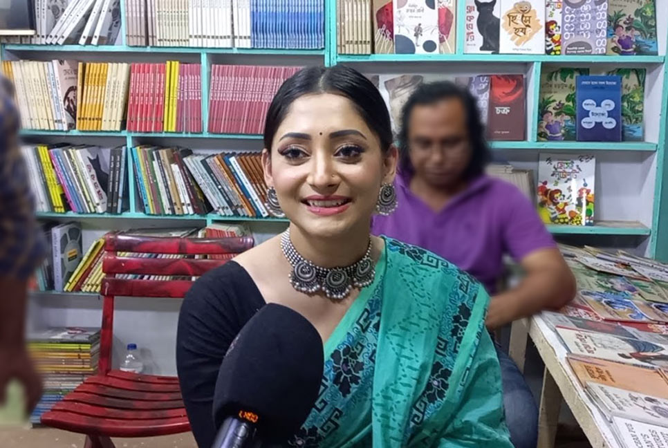 আব্দুল আজিজের বইয়ের প্রচারে বইমেলায় পূজা চেরী