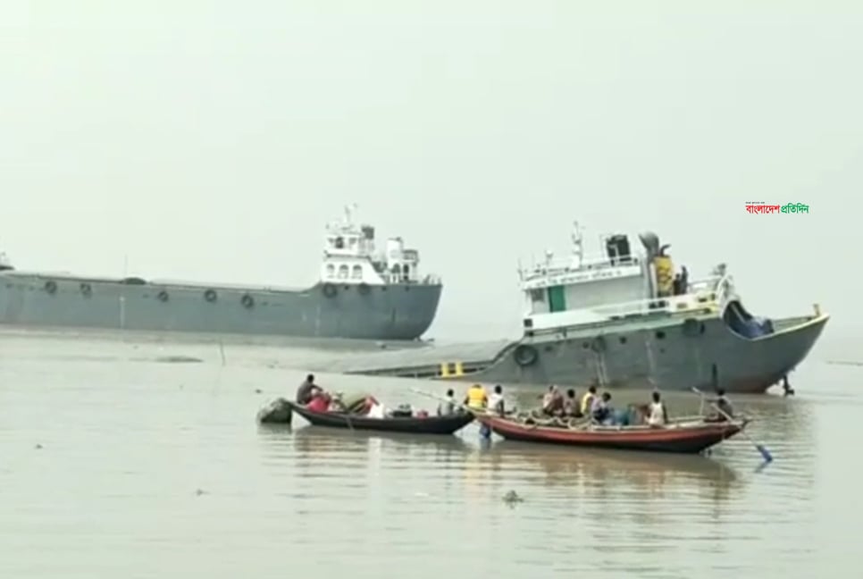 মুখোমুখি সংঘর্ষে হুগলি নদীতে ডুবল বাংলাদেশি জাহাজ