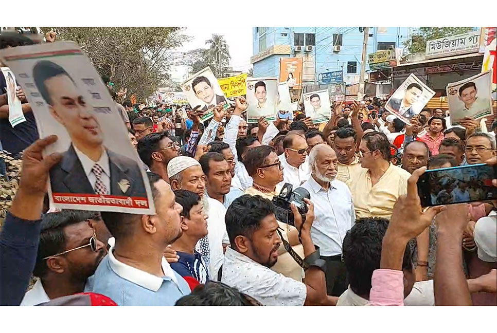 দেশের মানুষ আজ প্রতিবাদে ফুঁসে উঠেছে : ড. মঈন খান