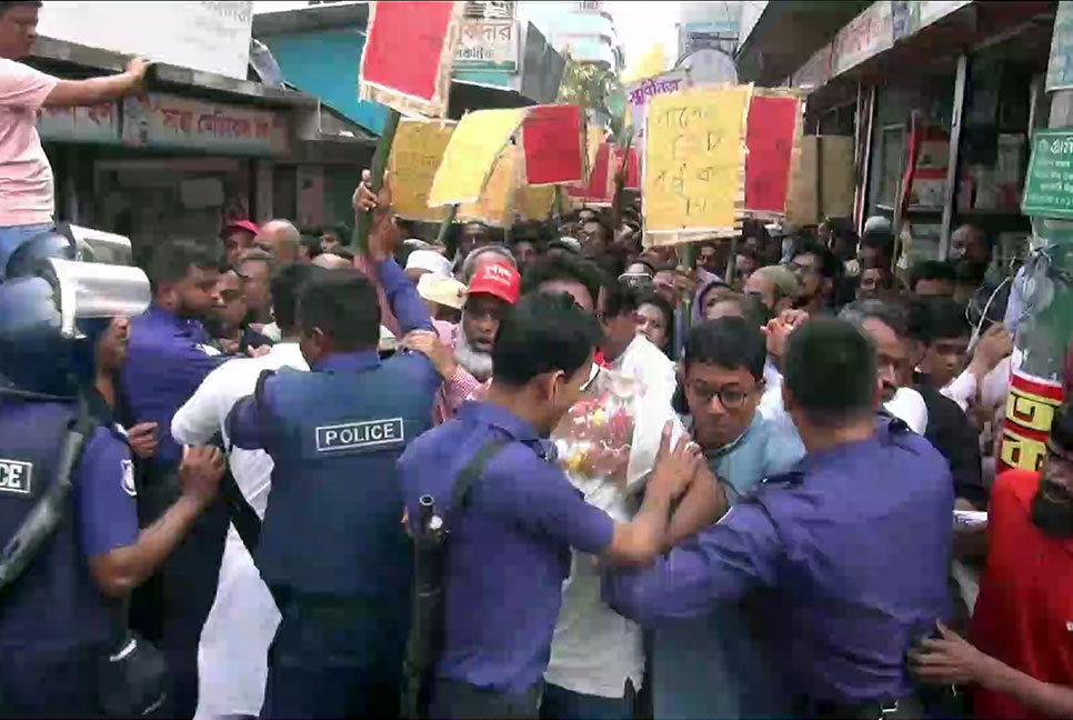 ঝালকাঠিতে বিএনপির পদযাত্রায় সংঘর্ষে পুলিশসহ আহত ১৪