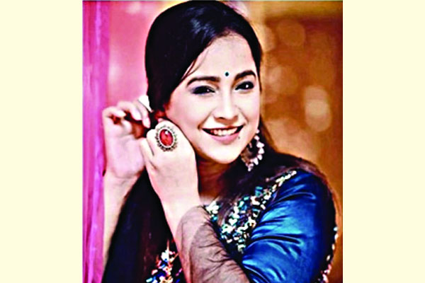 পুলিশ হত্যায় ১০ বছর পর সুন্দরী মডেল গ্রেফতার