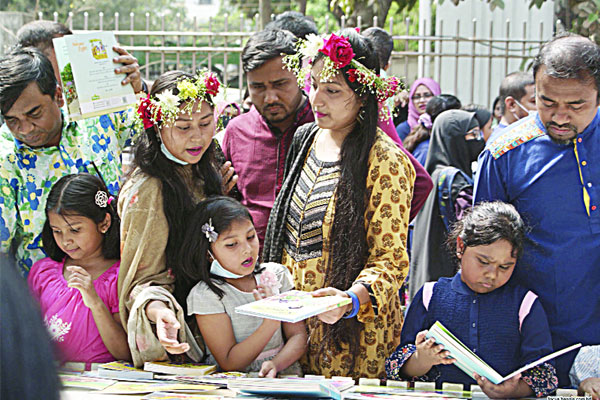 বইমেলায় উপচে পড়া ভিড়ে গুঁড়িয়ে গেল জঙ্গি হুমকি