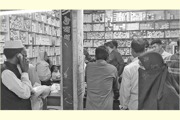 বাড়ছে রোগ, ওষুধ কিনতেই শেষ হচ্ছে আয়ের টাকা