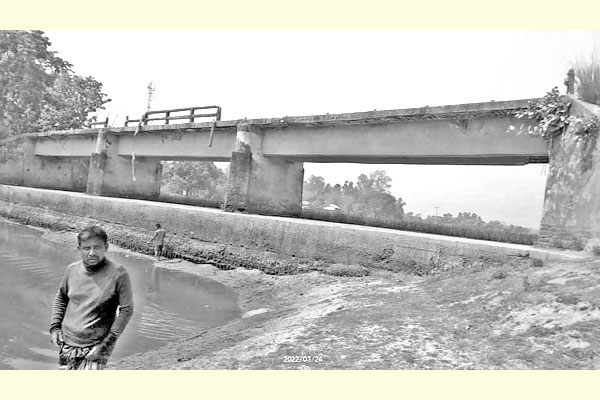 ৫০ গ্রামবাসীর চলাচল ঝুঁকিপূর্ণ সেতুতে