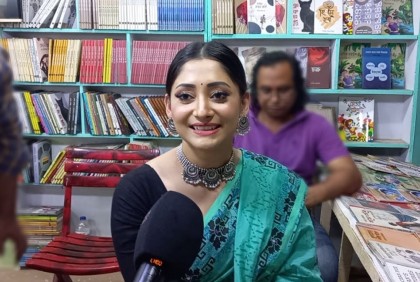আব্দুল আজিজের বইয়ের প্রচারে বইমেলায় পূজা চেরী