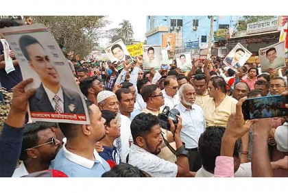 দেশের মানুষ আজ প্রতিবাদে ফুঁসে উঠেছে : ড. মঈন খান