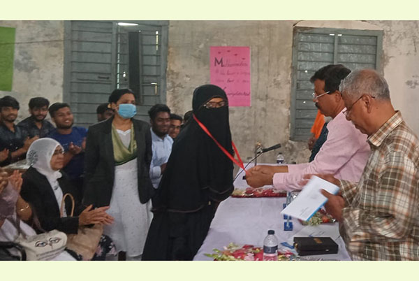 ফরিদপুরে দুই কৃতি ছাত্রীকে স্বর্ণপদক প্রদান 