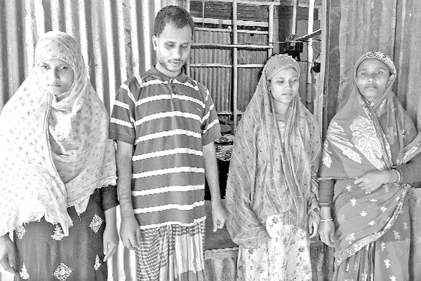 প্রতিবন্ধী চার ভাই-বোনের মানবেতর জীবন