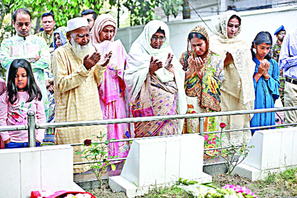 শ্রদ্ধা ভালোবাসায় শহীদদের স্মরণ