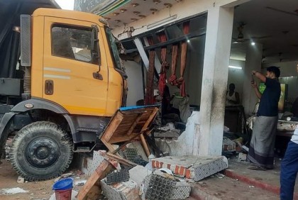 নিয়ন্ত্রণ হারিয়ে চায়ের দোকানে ট্রাক, নিহত ১ 