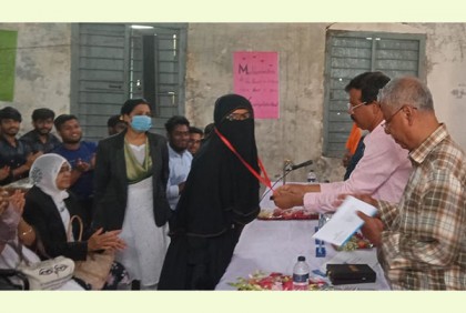 ফরিদপুরে দুই কৃতি ছাত্রীকে স্বর্ণপদক প্রদান 