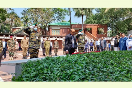বঙ্গবন্ধুর সমা‌ধি‌তে ৭ দে‌শের ৮ সাম‌রিক প্রতি‌নি‌ধির শ্রদ্ধা