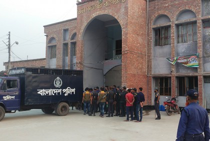 বাগেরহাটে বিএনপির ৩০ নেতাকর্মীকে কারাগারে প্রেরণ 