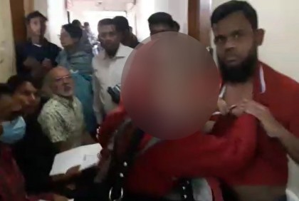 পাসপোর্ট পেতে ভোগান্তি, দালালের কলার ধরলেন নারী