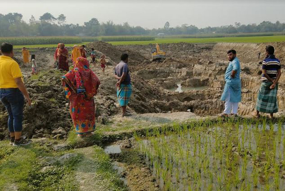 ফসলি জমির মাটি কাটতে গ্রামবাসীর বাধা