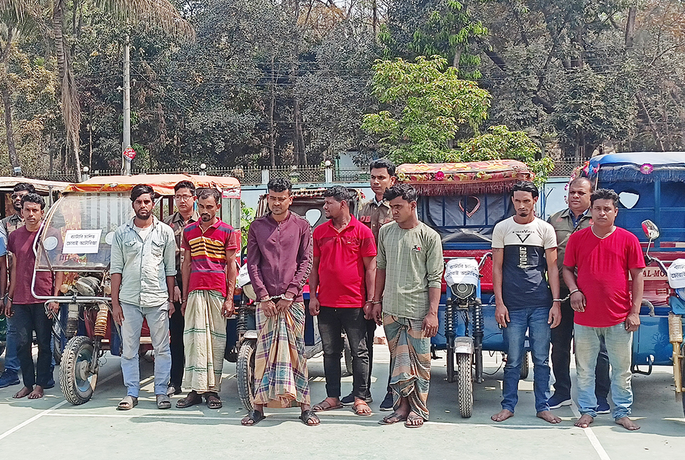 ৩০ মিনিটেই আস্ত অটোরিকশা যন্ত্রাংশে পরিণত করত যারা!