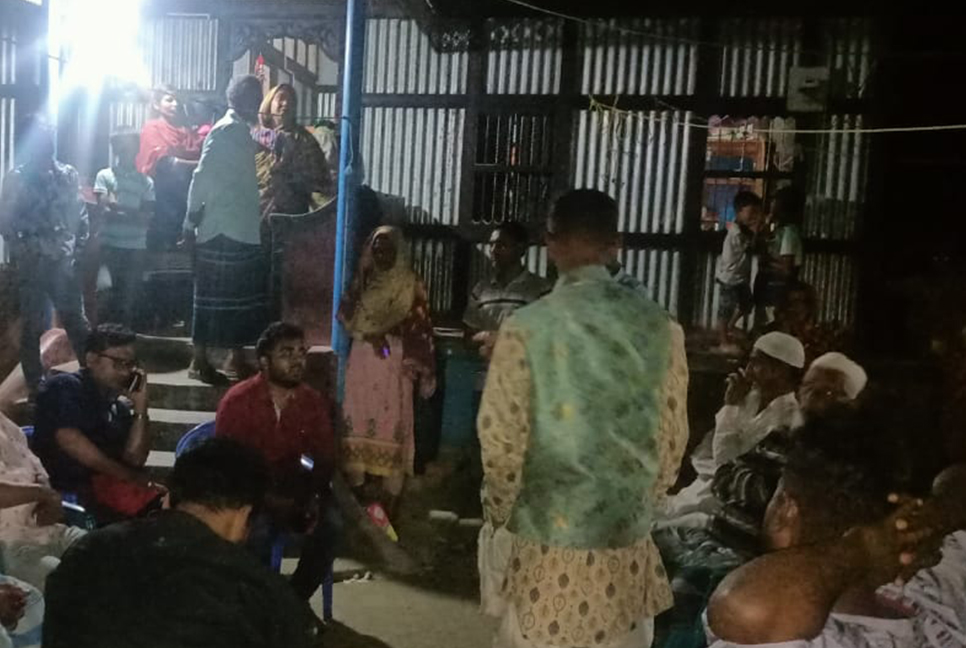 শরীয়তপুরে বিয়ের দাবিতে প্রেমিকের বাড়িতে তরুণীর অবস্থান