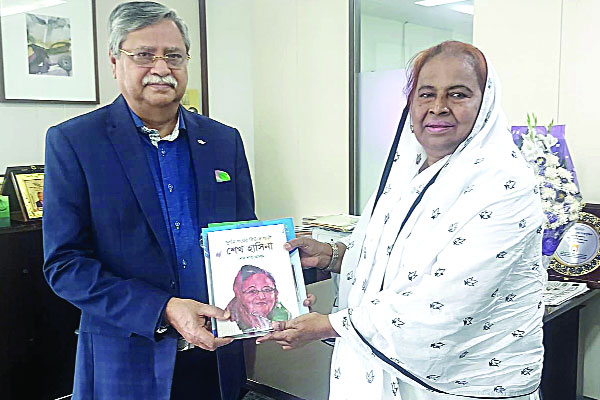 নবনির্বাচিত রাষ্ট্রপতিকে টিএমএসএসের প্রকাশিত বই প্রদান