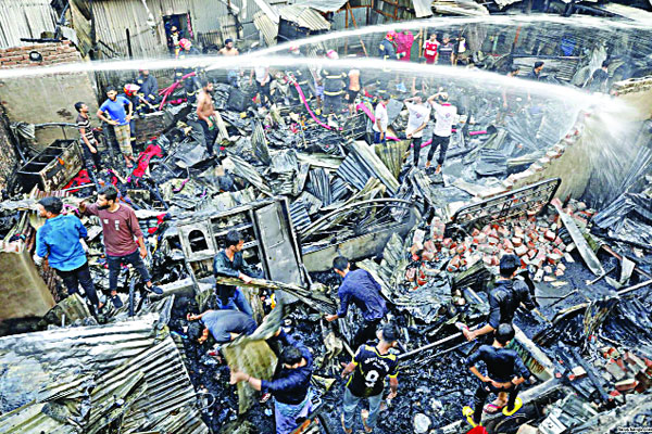 আগুনে পুড়ল কড়াইল বস্তির ৬০ ঘর