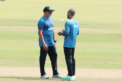 ‘বোলার’ হাথুরুসিংহেকে মিরাজের ছক্কা