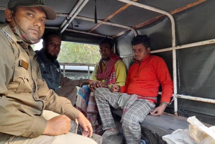 সুন্দরবনে বিষ দিয়ে মাছ ধরার সময় ২ জেলে আটক