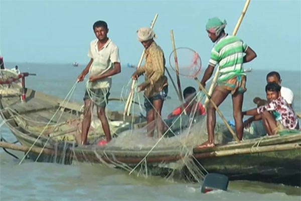 আজ মধ্যরাত থেকে পদ্মা-মেঘনায় ২ মাস মাছ ধরা নিষেধ
