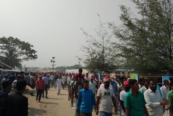 প্রধানমন্ত্রীর জনসভায় যোগ দিতে মানুষের ঢল