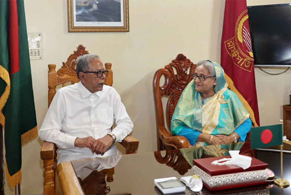 রাষ্ট্রপতির বাড়িতে হাওরের ১৬ পদের মাছে শেখ হাসিনাকে আপ্যায়ন

