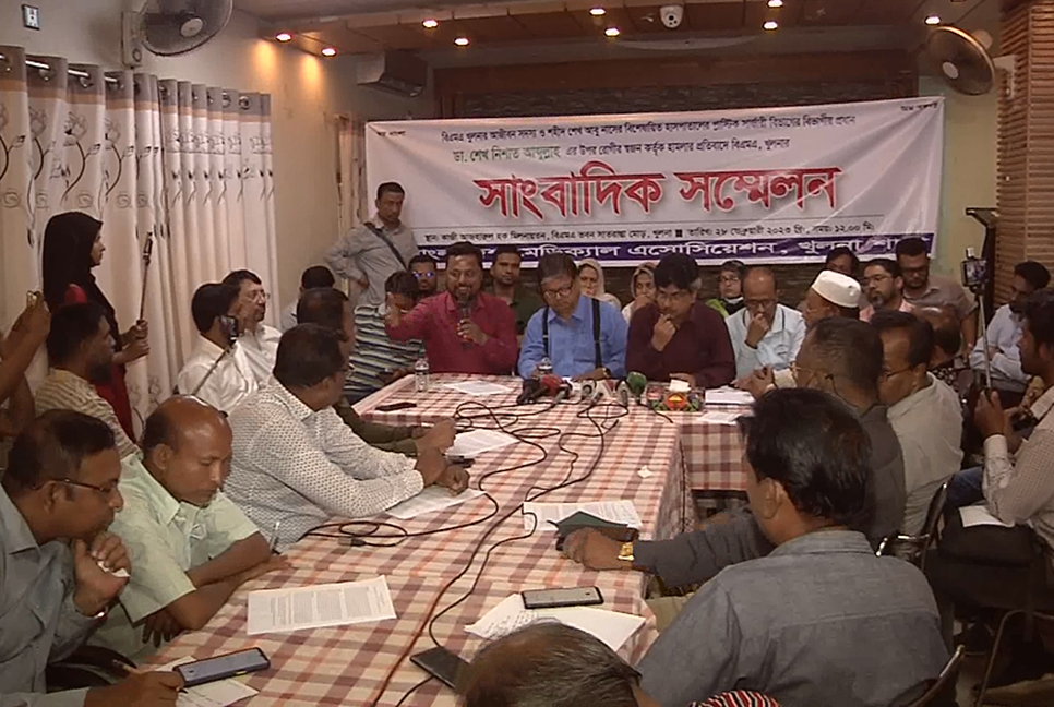 খুলনায় চিকিৎসকদের কর্মবিরতির আল্টিমেটাম