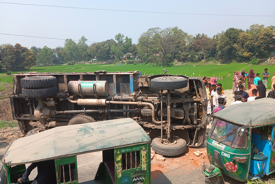 ট্রাক-মোটরসাইকেল সংঘর্ষে দুই কলেজ ছাত্র আহত, কালিয়াকৈরে সড়ক অবরোধ
