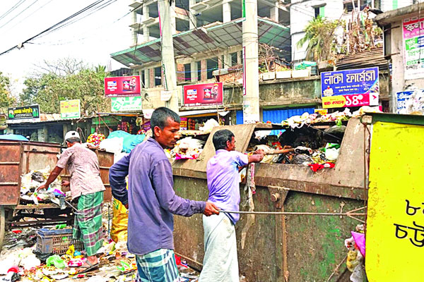 সড়ক দখলে বর্জ্যের কনটেইনার