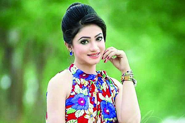 কাজ করছেন আঁচল