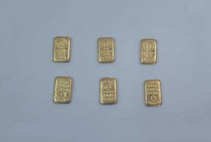 মাঠে পড়ে থাকা ব্যাগে মিলল ৭০ লাখ টাকার স্বর্ণ