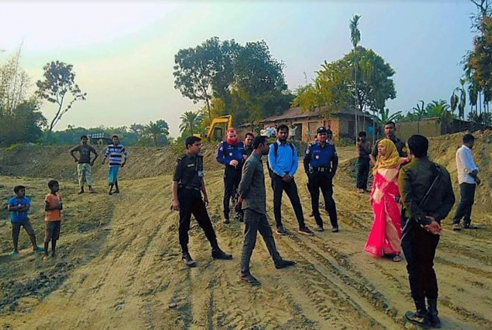নাটোরে ফসলি জমিতে পুকুর খনন, লাখ টাকা জরিমানা