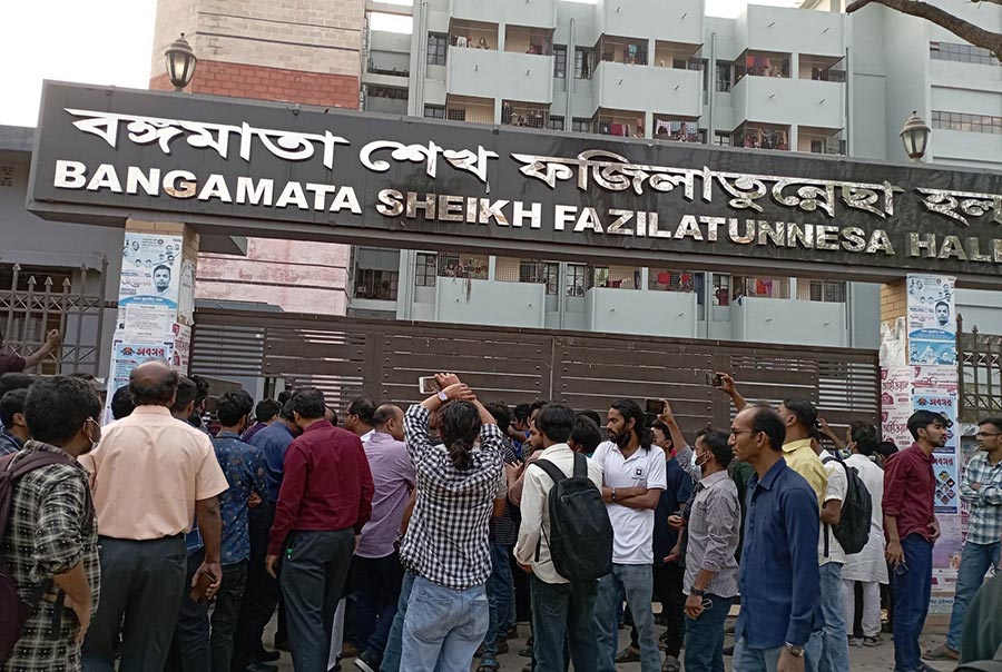 রাবিতে ছাত্র উপদেষ্টাকে অবরুদ্ধ করে শিক্ষার্থীদের আন্দোলন 