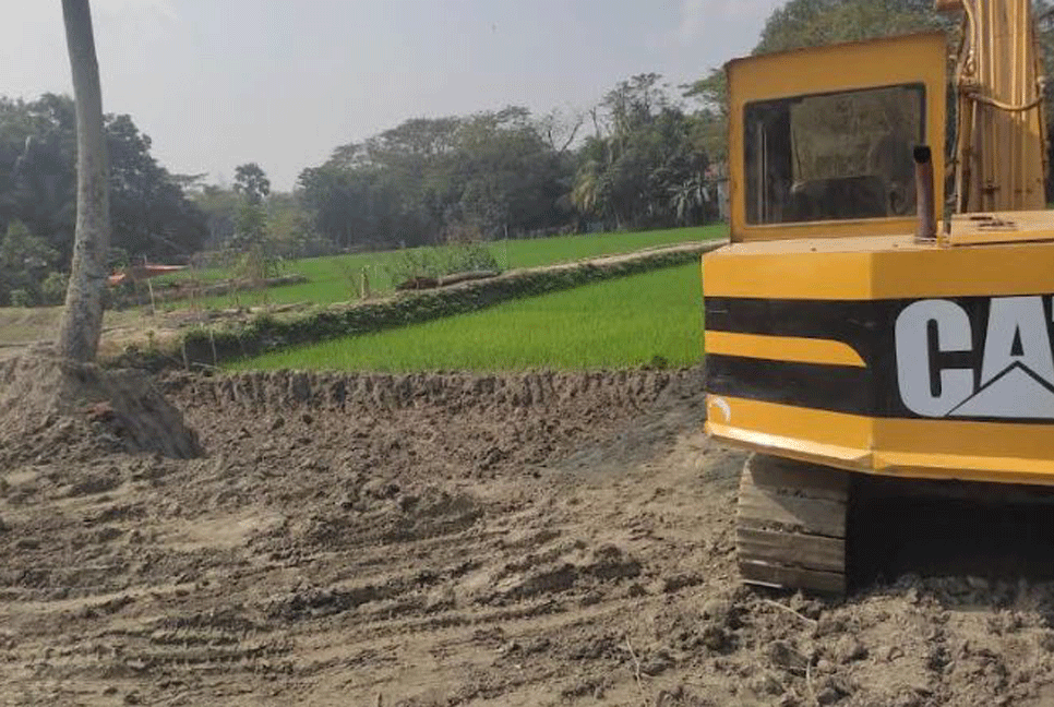 বেগমগঞ্জে কৃষিজমির মাটি কাটা চলছেই